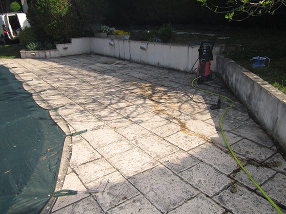 Nettoyage d'un carrelage autour d'une piscine à Macon (Rhône 69)