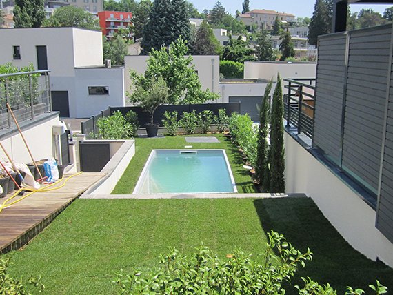 Pose d'un gazon autour d'une piscine à Lyon (Rhône 69)